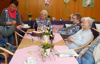 Gemütliche Kaafeerunde am Tisch