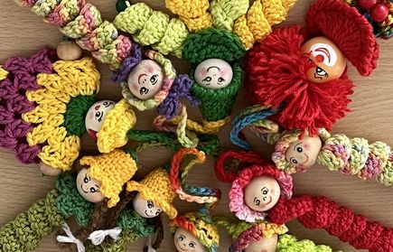 gehäckelte Sorgenpüppchen die im Kreis gelegt sind